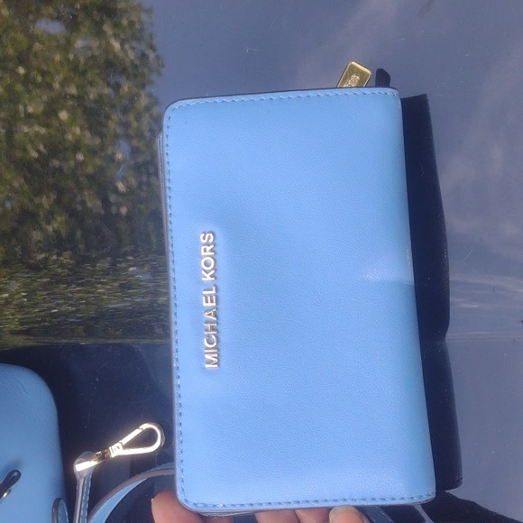 NWOT.. Micheal kors bucket purse & wallet - Picture 8 of 9